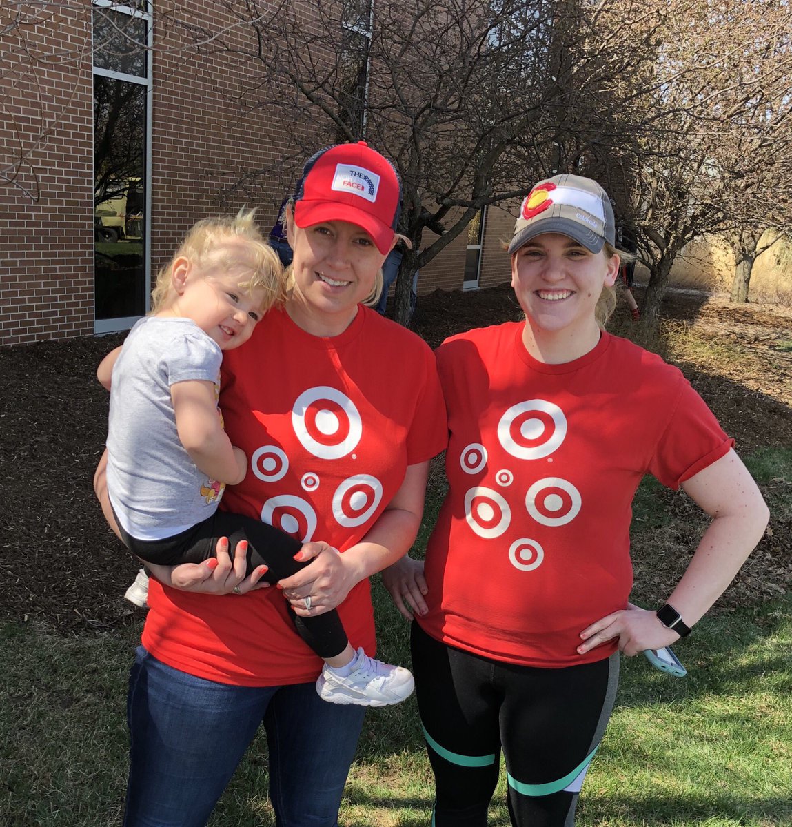 trish_vollmer's tweet photo. Some volunteer work on a Saturday before work? 🤷🏼‍♀️🤷🏼‍♀️ Why not! #Volunteerism #WorkSomewhereYouLove #springcleaning                    @_kellireed @katie_konopasek @karleykrcilek https://t.co/S800KcMyIs
