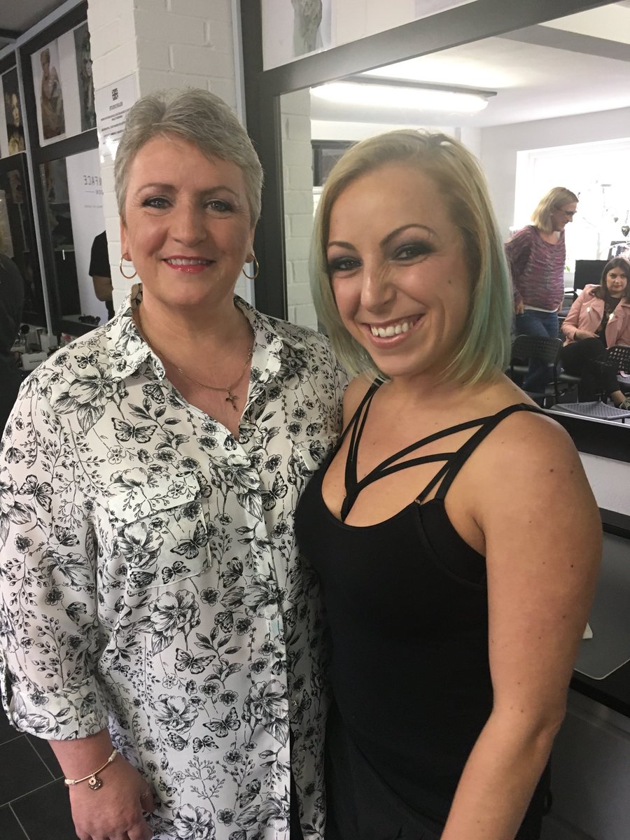 JTMakeupStudio's tweet photo. Fab demo by @danielsandler using his beautiful @DSandlerMakeup range for @ScreenfaceLND @JTMakeupStudio #danielsandler #screenface #jtmakeupstudio https://t.co/morDHT2SFZ