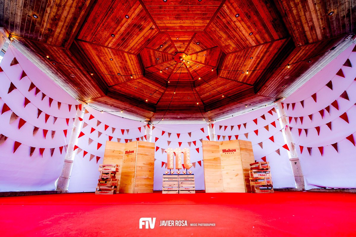 fivdevilalba's tweet photo. ¿Quién o quiénes se subirán a este escenario a las 22:50h para el concierto sorpresa #Mahou5estrellas? 
¿Cómo van esas apuestas? 
#FIV2018 
📷: @javierphotorosa https://t.co/KscvssgUPz