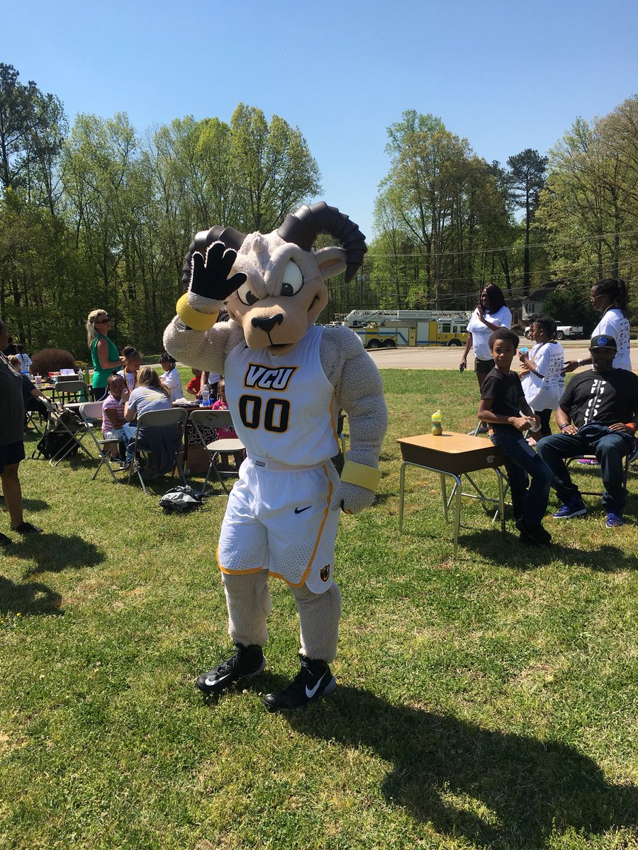 Balsorah_V's tweet photo. J.A. Chalkley 5 K!  Great to see our students and families enjoying this event!  Look at Principal Boone go! @NBoonePrincipal @ChalkleyCounsel @JGillAP @MsERichardson @cathycameron14 https://t.co/2Nl7o3Nnen