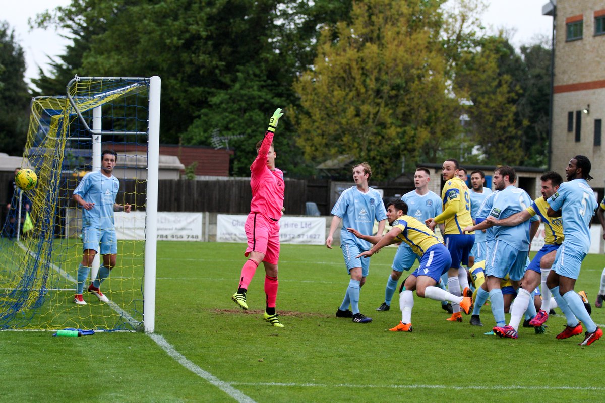 3-2! @StainesTownFC rapid comeback as <a href="/MoBettz/">Mohamed Bettamer</a> puts his header past the goalkeeper