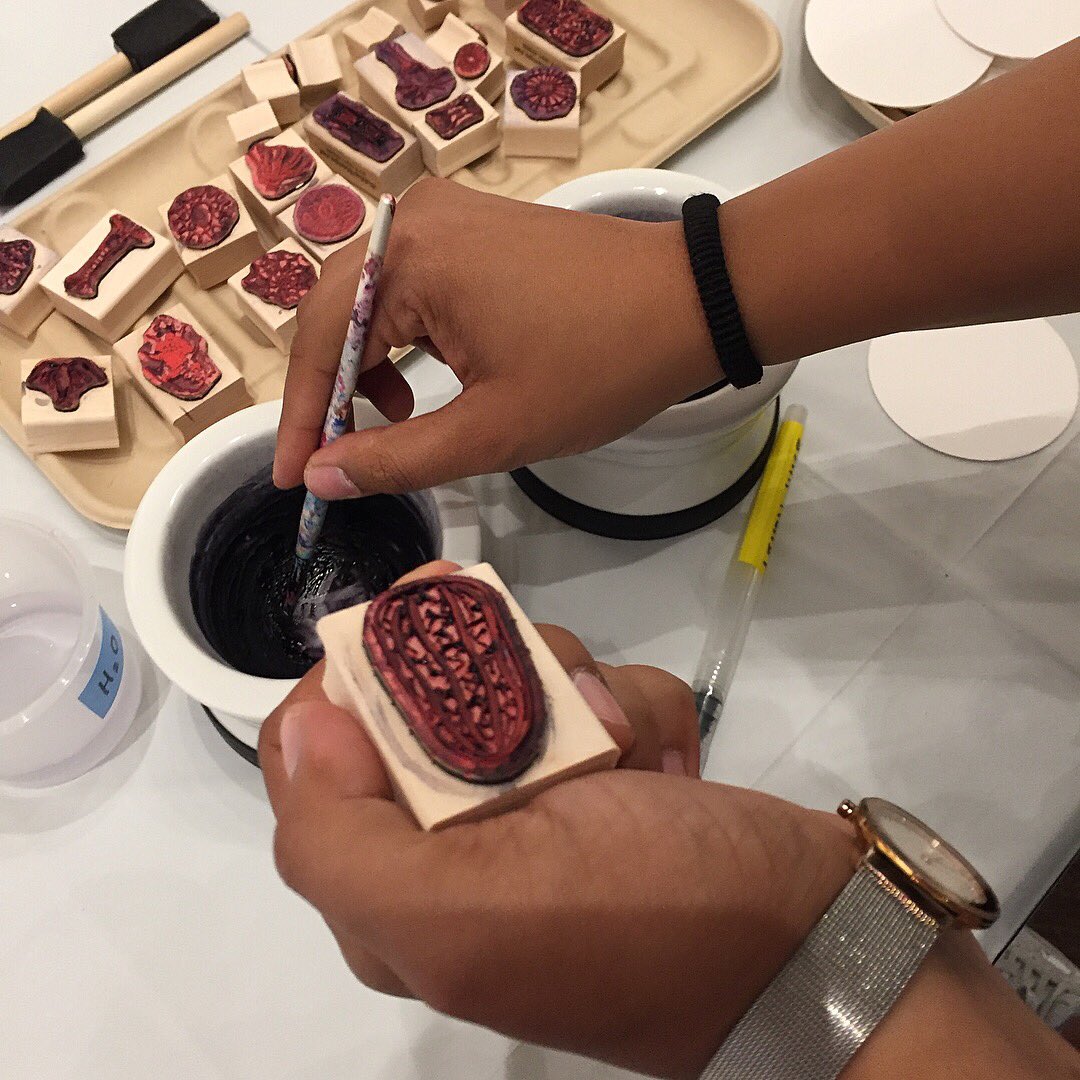 CorinneTakara's tweet photo. @MicheleGuieu leading cool #bioink stamping project @tasteofsciSF last night. Ink pigments created by bacteria. #bioart #tasteofsci https://t.co/rjxS95Xghd