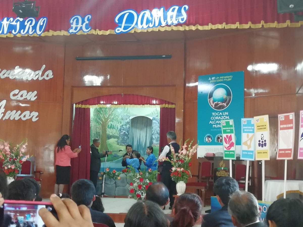 Edith_Llanos's tweet photo. Madre e hija del colegio Forga de AQP, deciden entregar su vida a Jesús a través del santo bautismo. #MPS @AdventistasMPS @DanielVillarE https://t.co/Uo9Tq4ZDHr