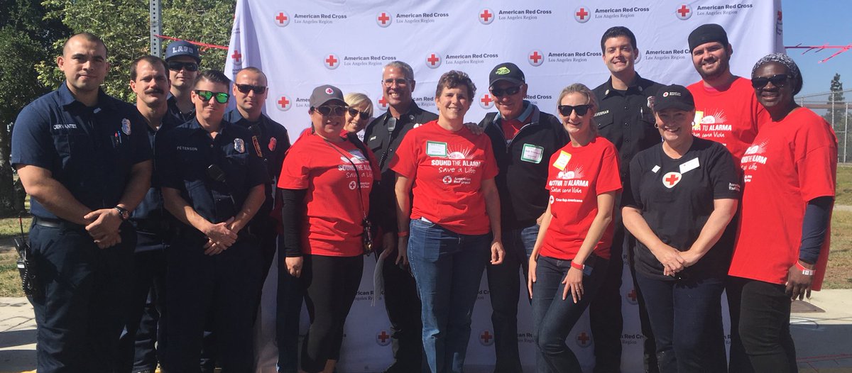 CaptSilverman's tweet photo. So thankful to the 100’s of volunteers spending their Saturday helping the @LAFD #FS91 & @RedCrossLA & @MySafeLA save lives in #Sylmar by installing free smoke alarms! #SoundTheAlarm #BeLAFDsafe #Community https://t.co/dQF732WfdW