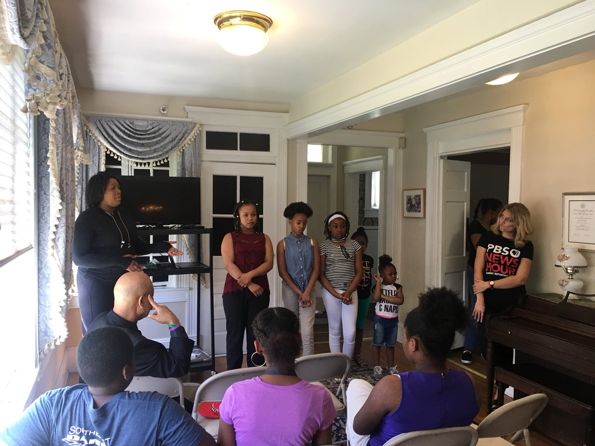 NewsomeHouse's tweet photo. Sousteast CARE Coalition at the Newsome House for Arbor Day to show the PBS documentary by Student Reporting Labs #pbs #communityoutreach #activism #arborday #environment #newsomehouse #youthactivism #NewportNews https://t.co/TO4cbbMQcu