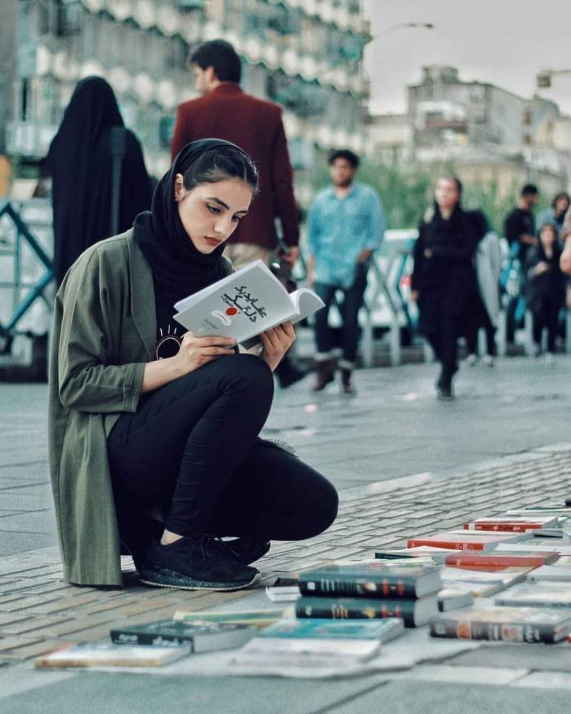 " إن المرأة التي تقرأ ، لا تستطيع أن تحب بسهولة ، إنها فقط تبحث عن نظيرها الروحي الذي يشبه تفاصيلها الصغيرة ."