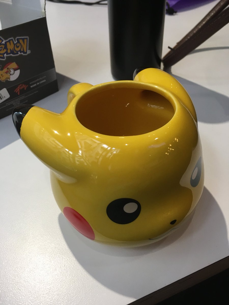 mamako650's tweet photo. At the Bonus Stage: Game Fest 2018 event & participated in the raffle cuz I wanted one item and one item only.
Raffle starts. One of my ticket numbers is called. Grab the one item that I wanted. Worth it!😆
Fuck ya! #gamefest #extralife #pokemon #toomanycups https://t.co/15n3E5iHKO