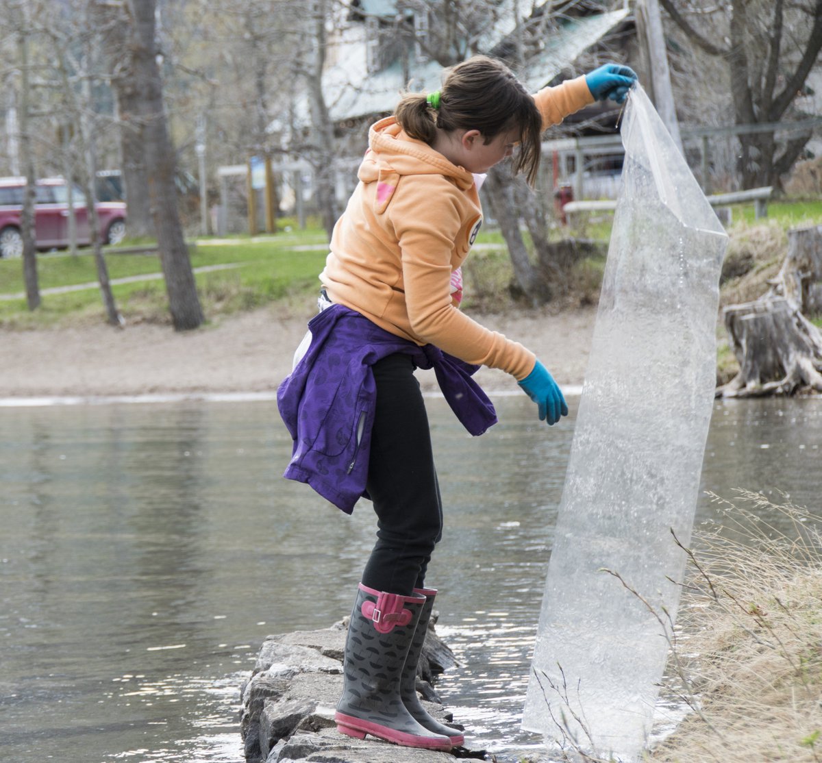 Waterton will be part of the Great Canadian Shoreline Cleanup on May 5! Get free day admission by volunteering in this nation-wide initiative to clean up our shorelines, more info: ow.ly/P1Mx30jIQRA