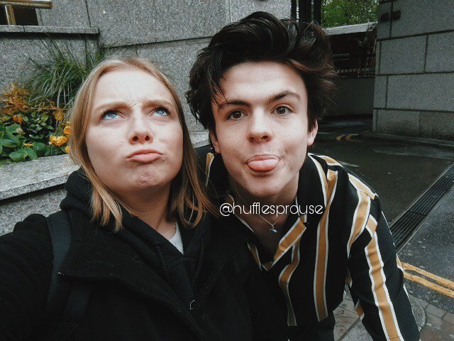 hufflesprouse's tweet photo. It is always lovely to meet you @NewHopeBlake. Each time you seem taller then before and I look like a schtroumph but however. I love you lot dude and I can't wait to see you again 💛
#NHCROADTOSHEPHERDSBUSH #NightAndDayTour https://t.co/1OxJKK02x5