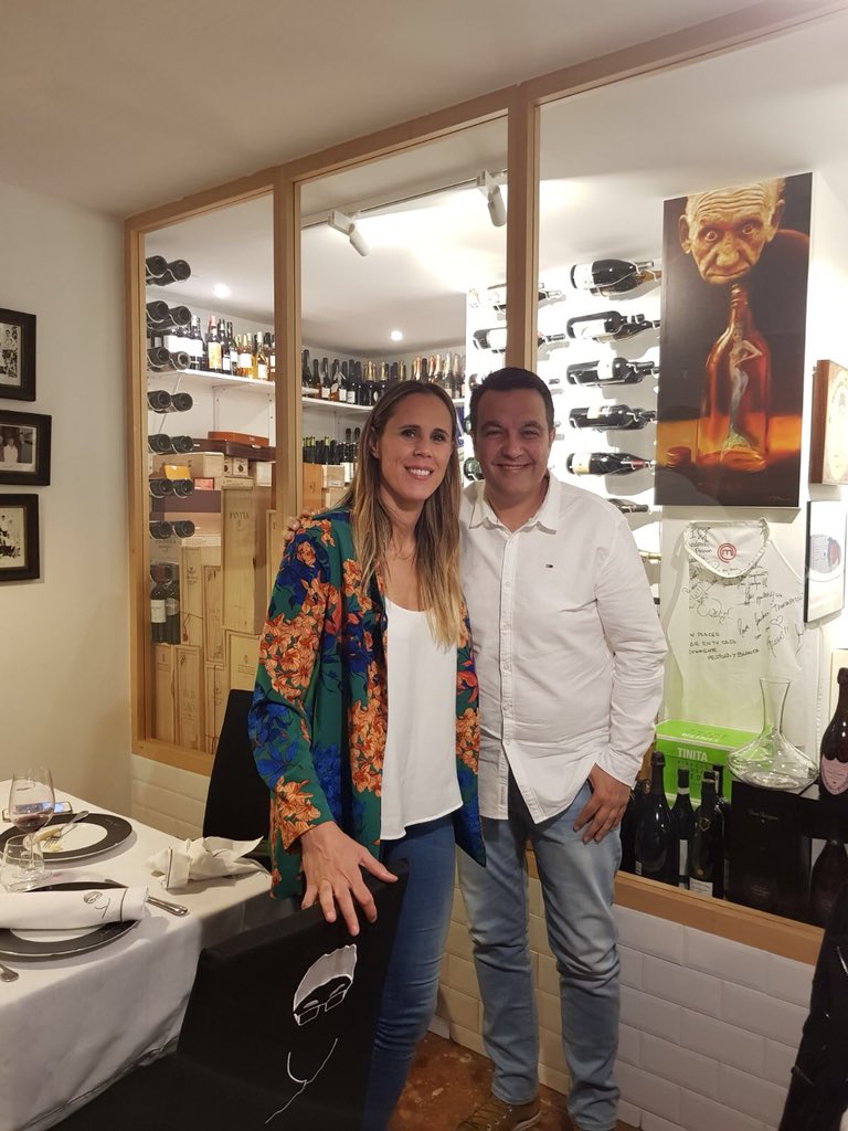 periquinigeta's tweet photo. Si el Mayor mito del Basket español jugó en Getafe, se dice... si coincides con ella... fotito orgulloso...porque salimos de lujo @valdemoro13 eh 😉 #TiaMaja #Mito #PoolGetafe #MilGracias https://t.co/WfOxWyQnWT