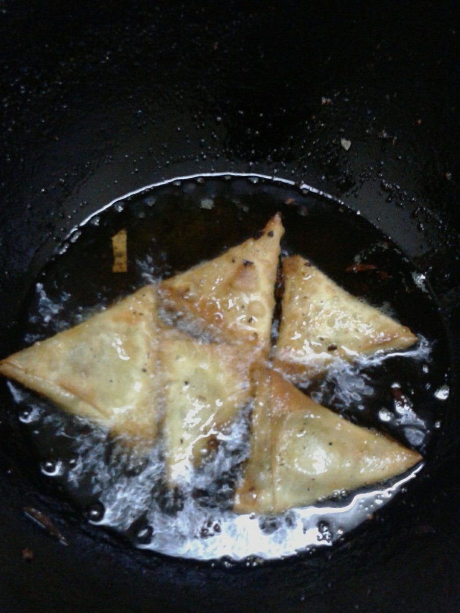 TheMemeValley's tweet image. When you haven't any sister and you feel hungry late night..
#LastOption #ApnaBanaoApnaKhao