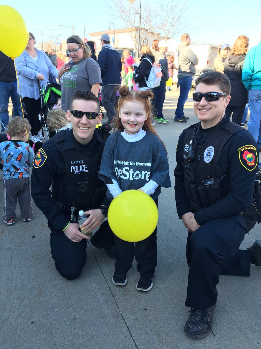 FoxValleyMetro's tweet photo. We met Avalee tonight at Bazaar! She is going to be a "mom cop" when she gets older! #Bazaar #future50 https://t.co/B5hIDkPIdm