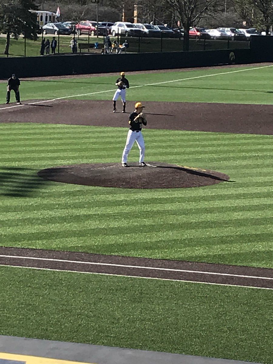 AP_Mik_DCHS's tweet photo. Tough game but Bau looked good out there! #gettingsqueezed #Hellerball @pbaumann84 https://t.co/GussnuEaiJ