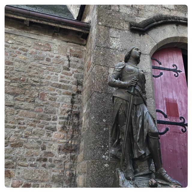 そういえばドイツからフランスに入った流れでルーアンにも行きました。奇跡の乙女ジャンヌダルクの終焉の地ですね。火炙りにされた場所やジャンヌダルク教会、祀られたノートルダムに行きました。
そしてモンサンミッシェルの教会にもジャンヌダルク像ありました〜。 