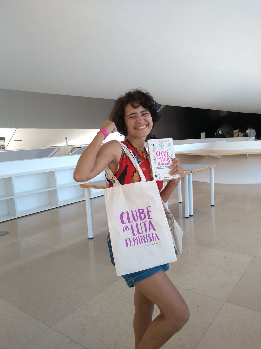 mayeranning's tweet photo. Ai gente hoje fui num encontro de educadores no Museu do Amanhã e além de ter sido uma troca de ideias maravilhosa sobre a Baia de Guanabara, sortearam esse kitzinho do Clube da Luta Feminista e eu só tô completamente apaixonada 🌸💛 https://t.co/TiY4sQtqPT