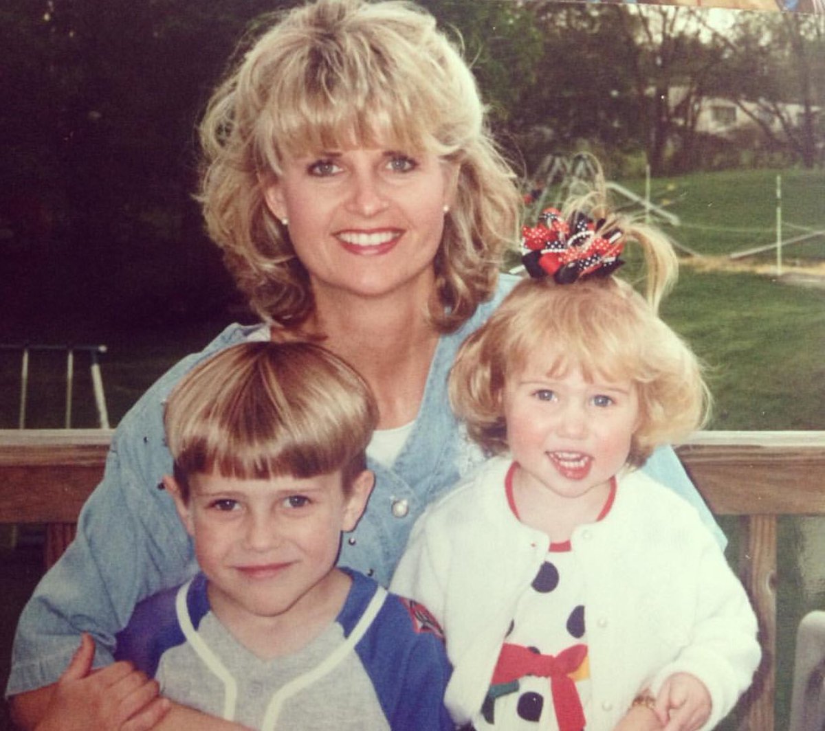 ashoemaker27's tweet photo. We’re proud of you little sis, congrats @AHHHshoe #USIgrad https://t.co/GpElUgiwyY