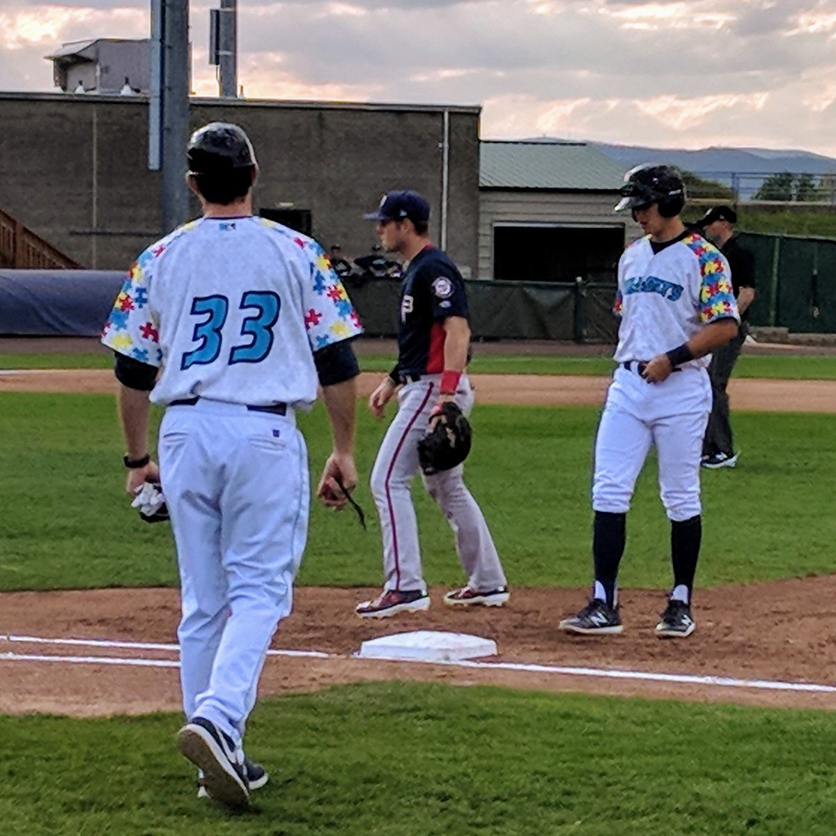 Francisco Lindor took BP in a custom Cavs jersey then lead off the