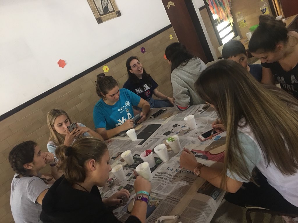 RCBAJOBELGRANO's tweet photo. Hoy estuvimos en San Antonio de Areco y con una actividad en el campamento “Yo lideró” de Interact.
Los niños pintaron tapas para colaborar con @innovarIncluir #JugarEsAlgoSerio #Interact4895
#Interact #Rotary #BajoBelgrano #GenteDeAccion @4895Rotary https://t.co/pcg2FXEvE4