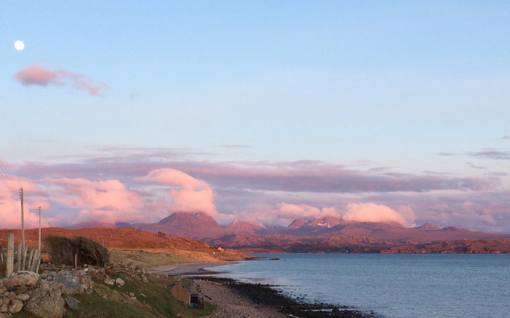 Pink mountains of #Torridon last night under the growing moon. Augurs well for Pink Moon over Beinn Eighe Sun/Mon #MountainsiftheMoon <a href="/ScotsMagazine/">ScotsMagazine</a>