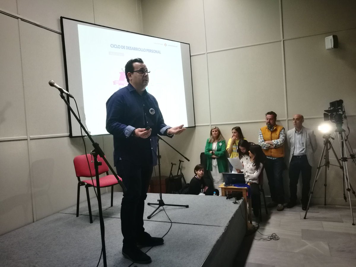 PacoRivero_'s tweet photo. ¡Una pasada! Hoy en #Sevilla presentando @CampusPromete de la mano de la gran #TeresaFernándezReyes de @CentroCadis y su ¡equipazo! Y además compartiendo con personas como mi querido #ManuelLuque tan importantes para mi en mi en este nuevo camino que inicié hace ya 10 años 😎 https://t.co/0d2TBsut0S