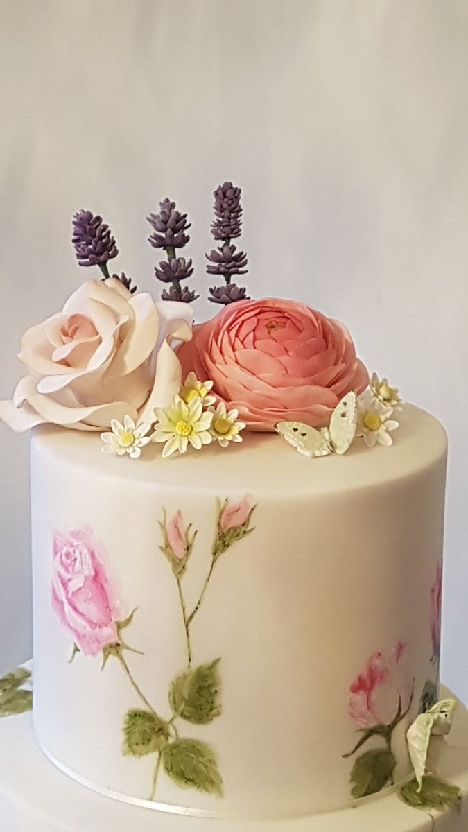 One of our favourites so far! Hand painted pink roses in a decadent 4 tier creation complete with sugar flowers. 

#cakemaker #surreybride #weddingseason #london