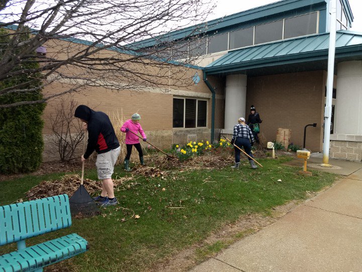 thehorvath's tweet photo. .@RussMilano - Pine Knob Elementary &amp; Renaissance High School both look amazing with some new landscaping, and Depot Park is looking better than ever - all thanks to our incredible volunteers!!!! #communityimpactweekend https://t.co/haffGrm8m8