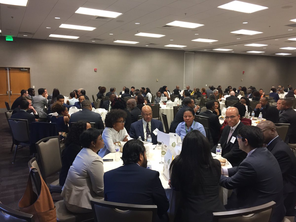 TraumaDocSF's tweet photo. Mentoring lunch @societyofBAS #SBAS2018. Working with future leaders of American Surgery. https://t.co/6WOHRoddol