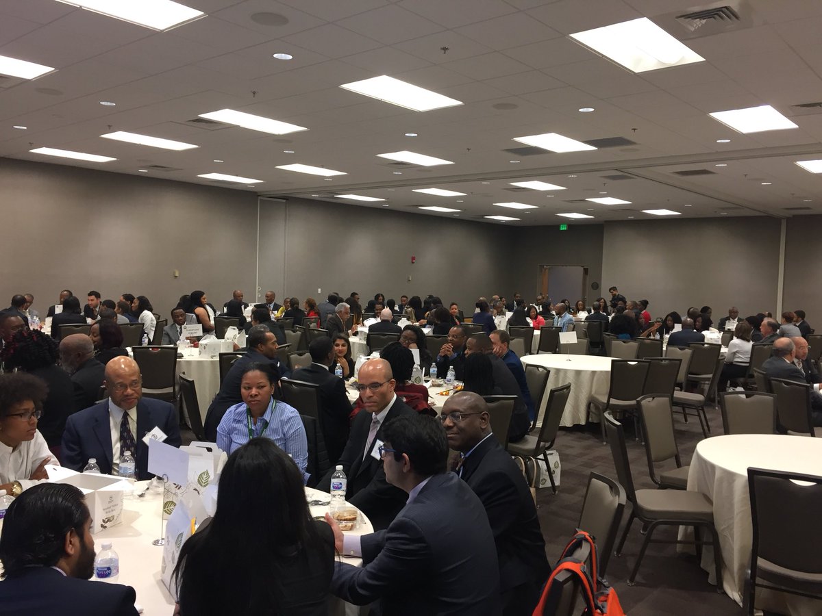 TraumaDocSF's tweet photo. Mentoring lunch @societyofBAS #SBAS2018. Working with future leaders of American Surgery. https://t.co/6WOHRoddol