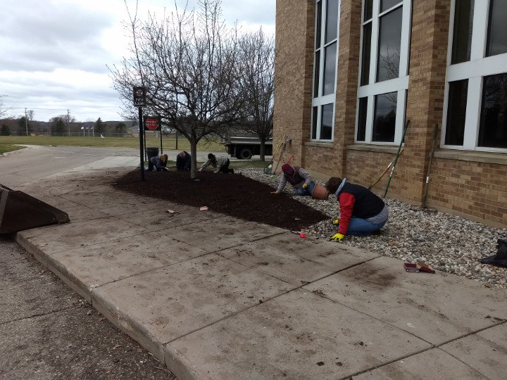 thehorvath's tweet photo. .@RussMilano - Pine Knob Elementary &amp; Renaissance High School both look amazing with some new landscaping, and Depot Park is looking better than ever - all thanks to our incredible volunteers!!!! #communityimpactweekend https://t.co/haffGrm8m8