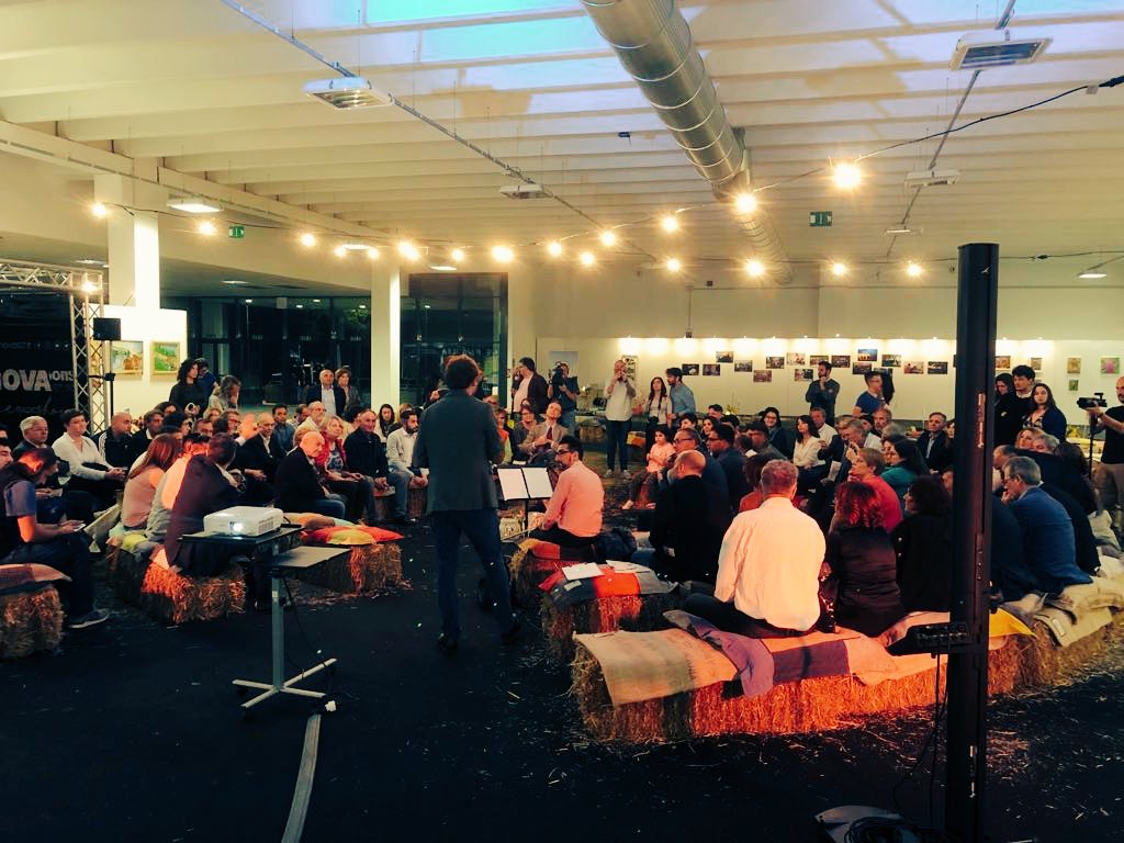 VazappHub's tweet photo. "Noi benediciamo le difficoltà perché da quelle si generano le opportunità".
@savinogiuseppe inaugura "a cena con i tuoi".

#vazapp #filieracolta 
https://t.co/C9oKBTnsvx https://t.co/bdp5Qa8yyU
