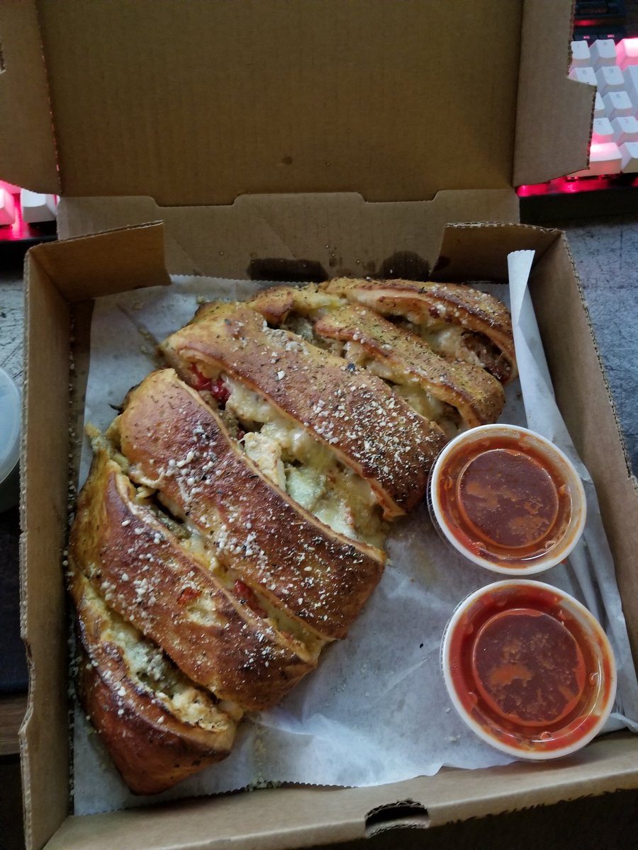 thedouglasadams's tweet photo. Calzones from @GuysPizzaCo never disappoint. https://t.co/NlictIuR9G