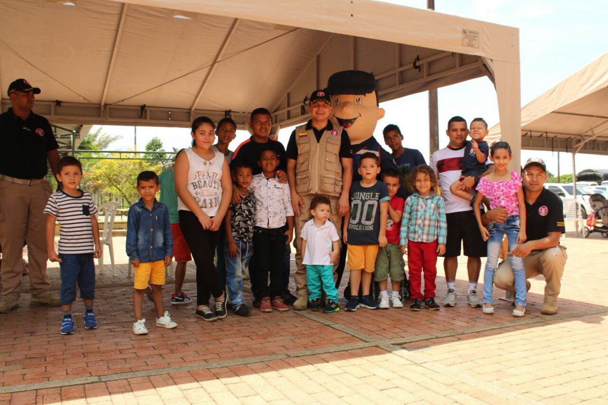 FuerzasMilCol's tweet photo. El Batallón de Desminado Humanitario N.4, con apoyo de @Ejercito_CAAID celebraron el #DíaDelNiño brindando sonrisas y alegrias, demostrando que son ellos lo mas importantante de nuestra patria #UnidosSomosInvensibles https://t.co/2qrK9sIpFt