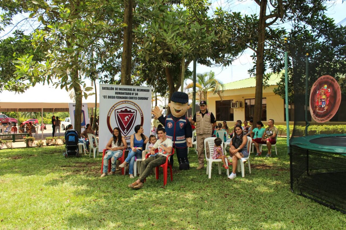 FuerzasMilCol's tweet photo. El Batallón de Desminado Humanitario N.4, con apoyo de @Ejercito_CAAID celebraron el #DíaDelNiño brindando sonrisas y alegrias, demostrando que son ellos lo mas importantante de nuestra patria #UnidosSomosInvensibles https://t.co/2qrK9sIpFt