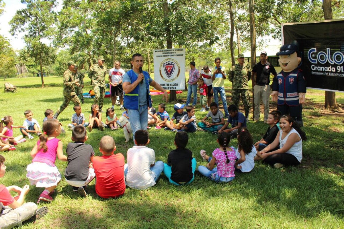 FuerzasMilCol's tweet photo. El Batallón de Desminado Humanitario N.4, con apoyo de @Ejercito_CAAID celebraron el #DíaDelNiño brindando sonrisas y alegrias, demostrando que son ellos lo mas importantante de nuestra patria #UnidosSomosInvensibles https://t.co/2qrK9sIpFt