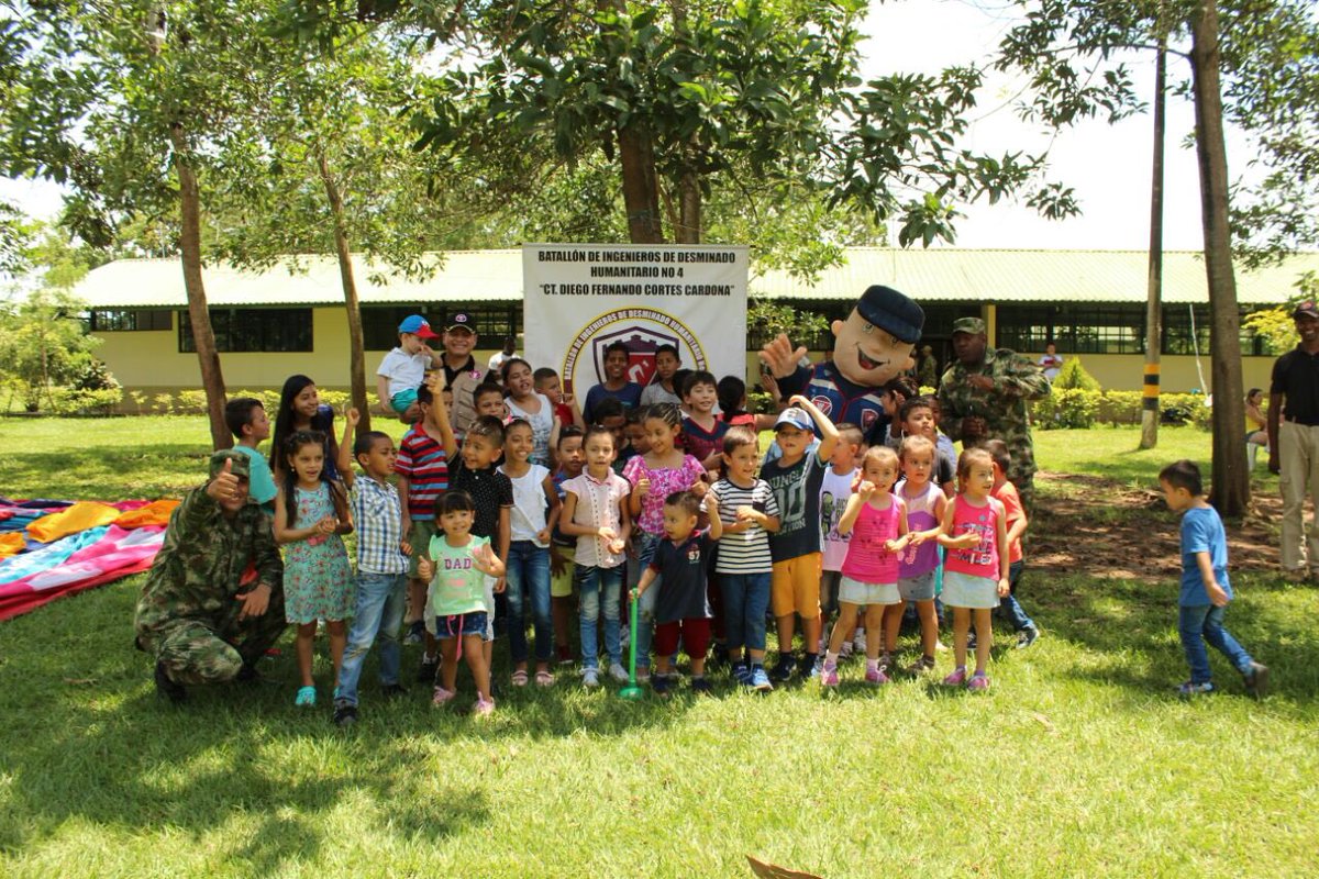 FuerzasMilCol's tweet photo. El Batallón de Desminado Humanitario N.4, con apoyo de @Ejercito_CAAID celebraron el #DíaDelNiño brindando sonrisas y alegrias, demostrando que son ellos lo mas importantante de nuestra patria #UnidosSomosInvensibles https://t.co/2qrK9sIpFt