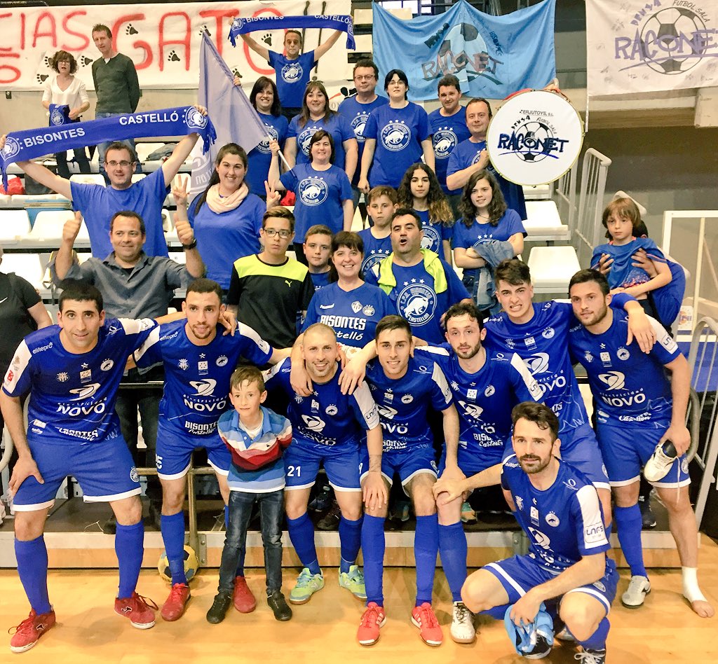 playascastellon's tweet photo. 📷Foto para el recuerdo de la temporada 2017/18 del @BisontesFS con la Peña Raconet que ha dado su calor incondicionalmente durante toda la temporada al equipo  #VamosBisontes #SomDeCastello #Castellon #HemosVuelto #LNFS @VillarrealCF @DipuEsport @AjuntCastello @PatronatEsports https://t.co/cxgeuYYr8j