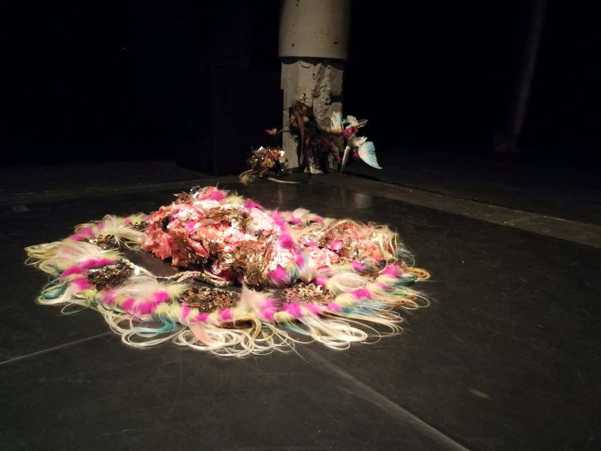 estellevd's tweet photo. Entre rite ethnique, parade marciale et amoureuse, Dumy Moyi est un bijou signé François Chaignaud, performeur hors pair @charleroidanse #festivallegs https://t.co/pXhCe93TdS