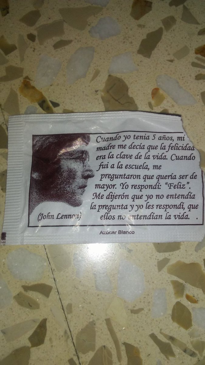 SolvezGil's tweet photo. ¿Desde cuando los sobres de azucar blanco se volvieron tan emotivos? #AzucarBlanco #JhonLennon https://t.co/cjLFmniUav