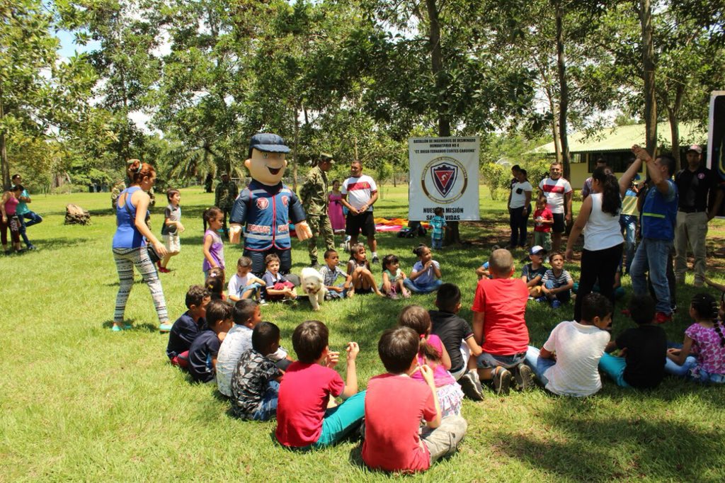 ftc_omega's tweet photo. El Batallón de #DesminadoHumanitario n.4 con apoyo @Ejercito_CAAID celebraron el día del niño en su jurisdicción brindando sonrisas y alegrias, demostrando que son ellos lo más importantante de nuestra patria. #UnidosSomosInvencibles https://t.co/x7M362JXil