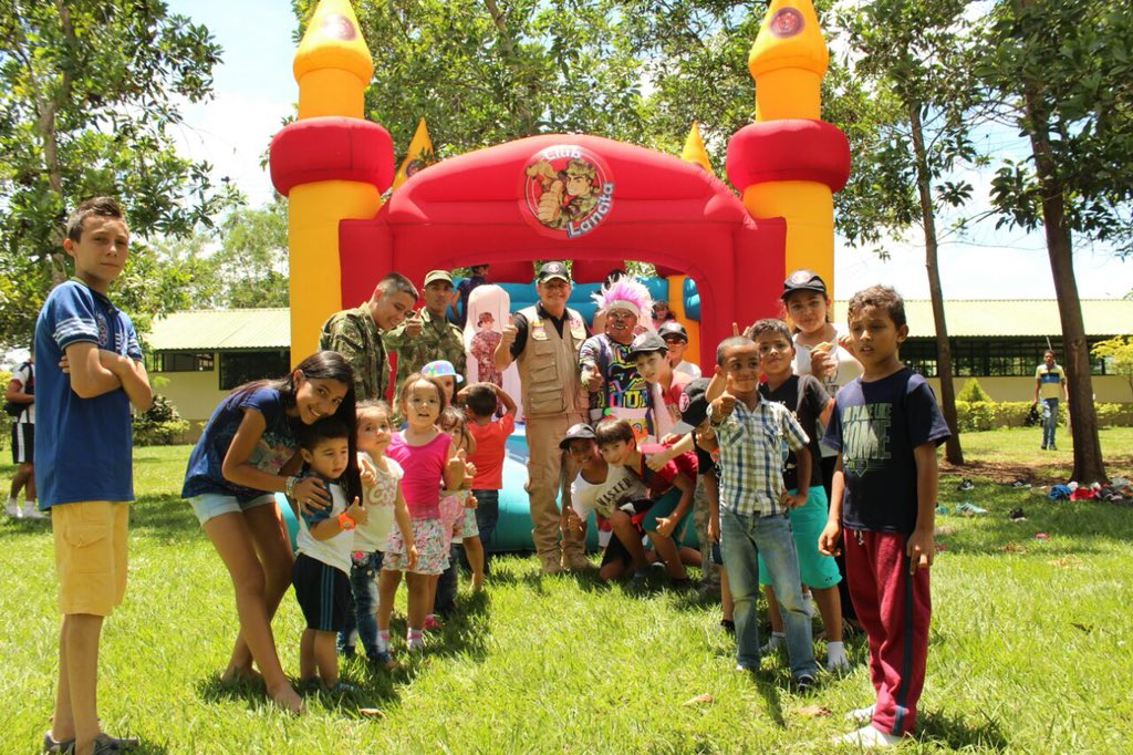 ftc_omega's tweet photo. El Batallón de #DesminadoHumanitario n.4 con apoyo @Ejercito_CAAID celebraron el día del niño en su jurisdicción brindando sonrisas y alegrias, demostrando que son ellos lo más importantante de nuestra patria. #UnidosSomosInvencibles https://t.co/x7M362JXil