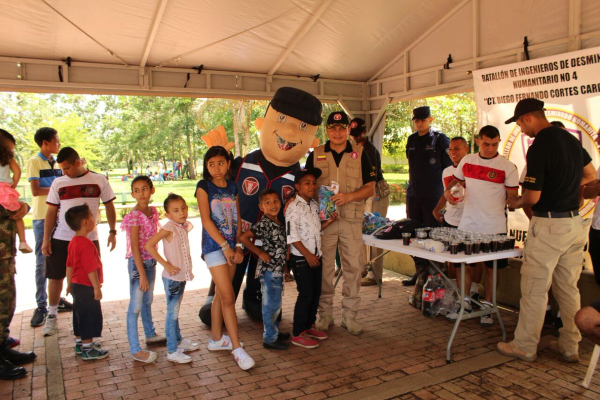Ingenieros_EJC's tweet photo. #IngenierosMilitares del batallón de #desminadohumanitario 4 con apoyo #Ejercito_CAAID de @COL_EJERCITO, celebraron el día del niño brindando sonrisas y alegrías, demostrando que son ellos lo más importantante de nuestro país. Somos #HéroesMultimisión #UnidosSomosInvensibles. https://t.co/jKovBnEaVE
