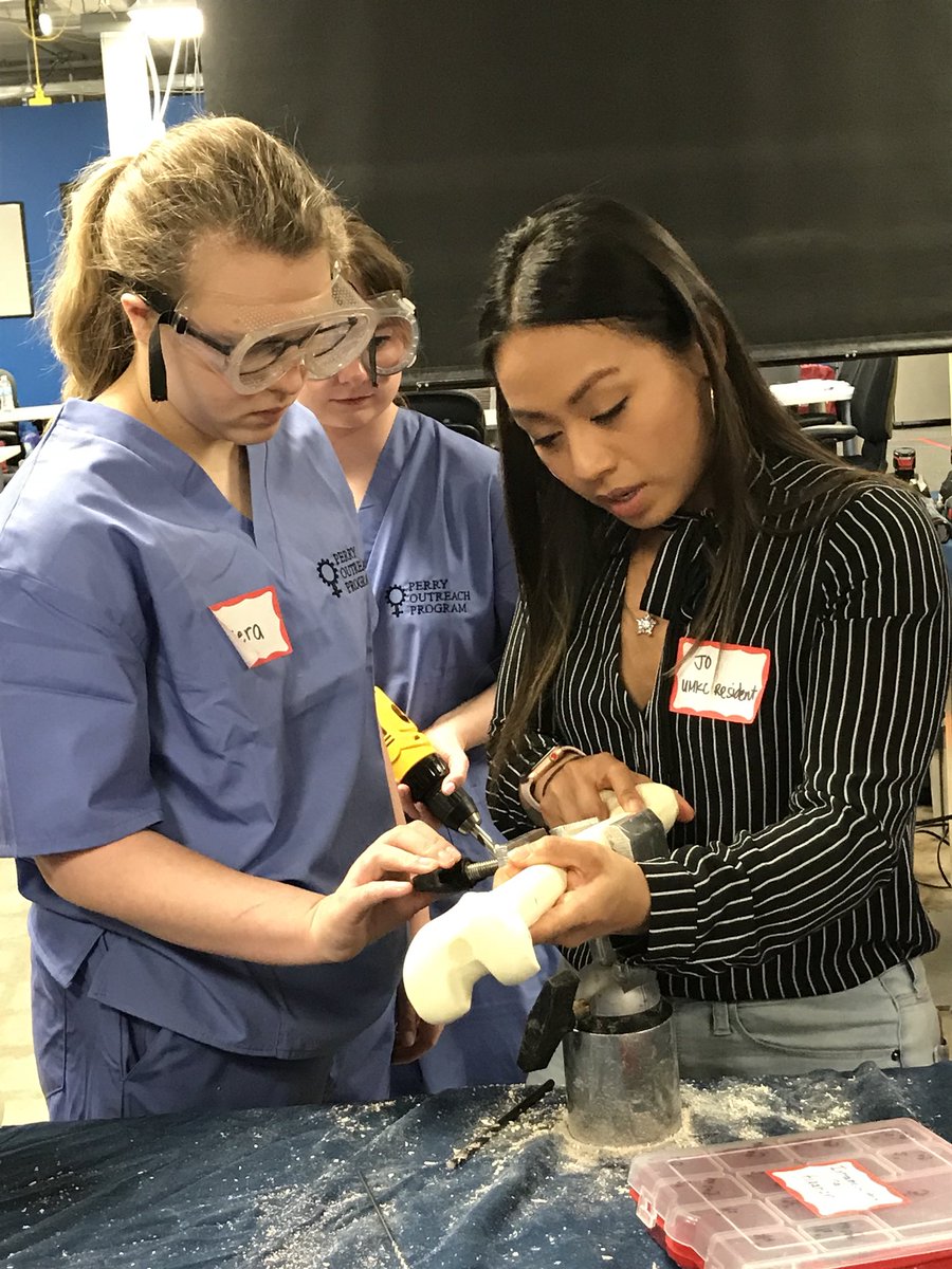 STEMKC's tweet photo. Women mentoring young women #girlsinstem @PerryInitiative @UMKCSCE event #perryinitiative https://t.co/ApsBr5zJhm