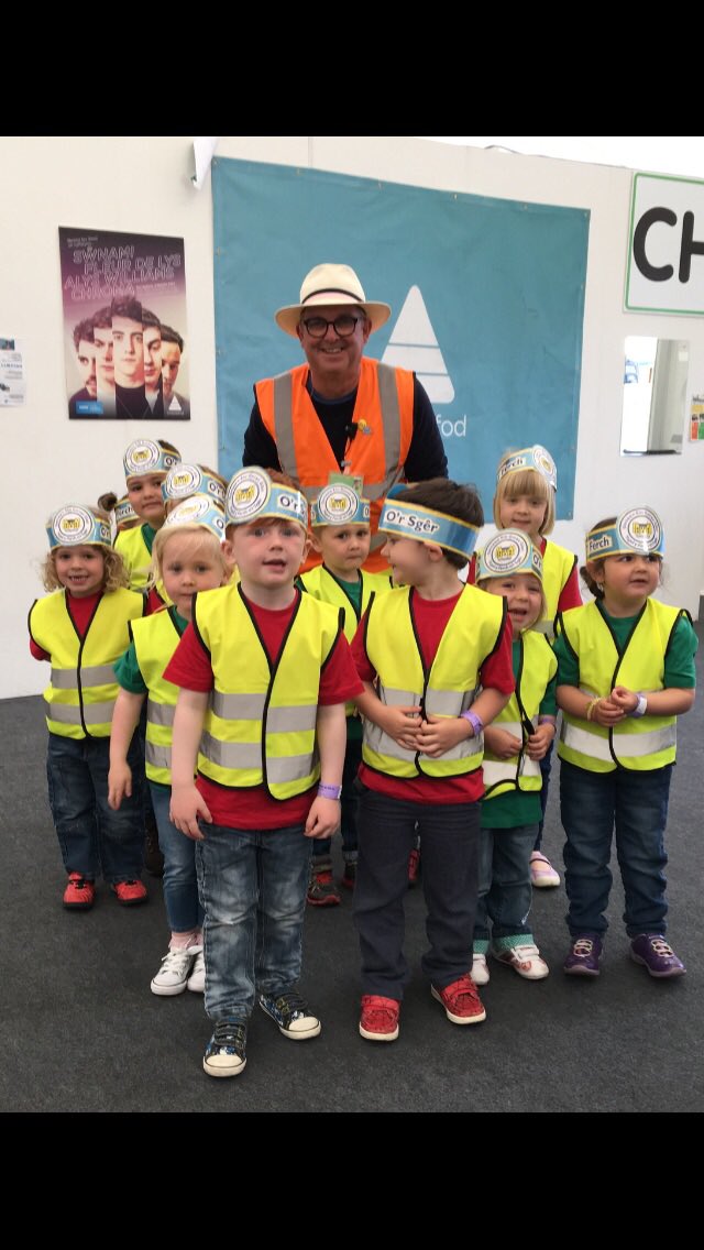 Yda chi wedi cofrestru i stiwardio yn Eisteddfod Brycheiniog a Measyfed?  urdd.cymru/cy/eisteddfod/…  Mae’r genedl eich hangen!! <a href="/EisteddfodUrdd/">Eisteddfod yr Urdd a’r Celfyddydau</a> <a href="/EistUrdd2017/">Eisteddfod Urdd 2017</a> @eisturdd2018