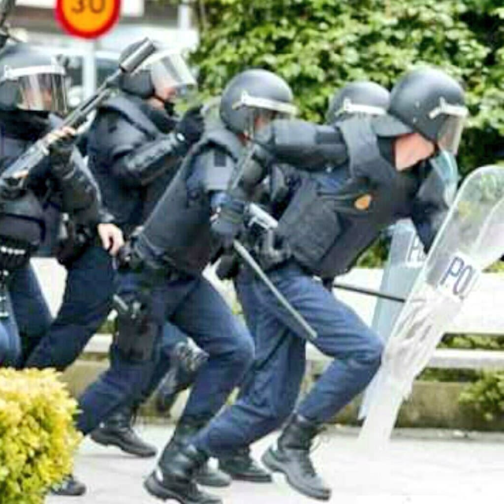 La policía cuando acosan sexualmente a una mujer VS cuando me fumo un porro en un parque