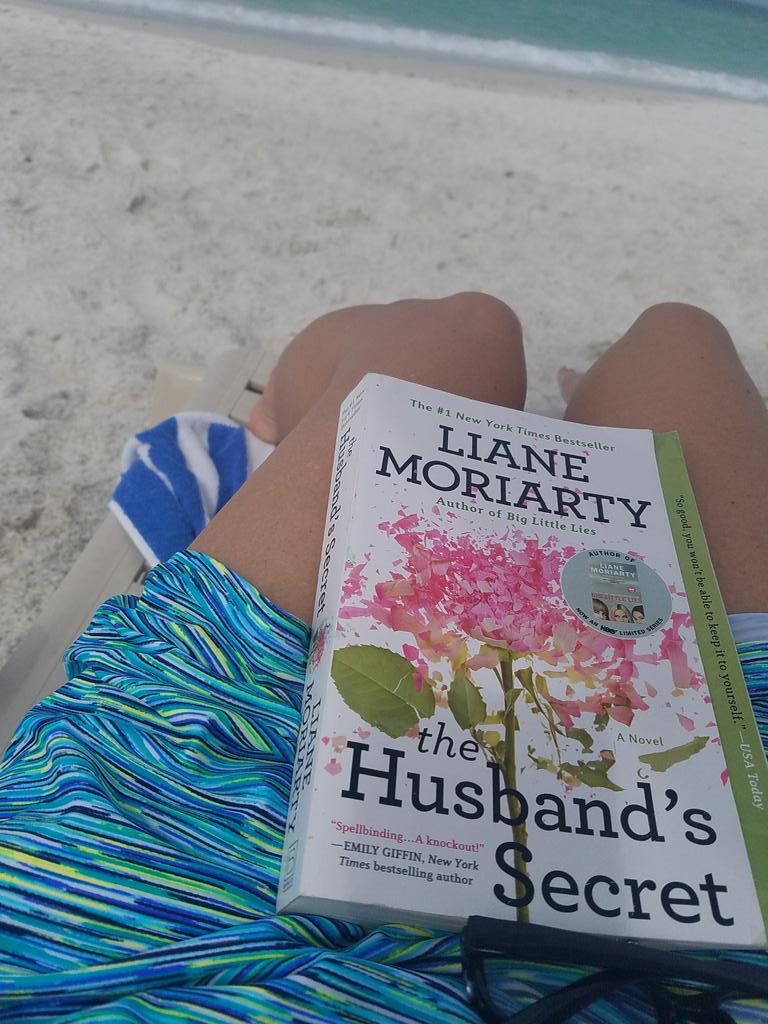 #FloridaLife #sunshine #Beach #AvidReader #TheHusbandsSecret #LianeMoriarty. 👍😎🌴📘
