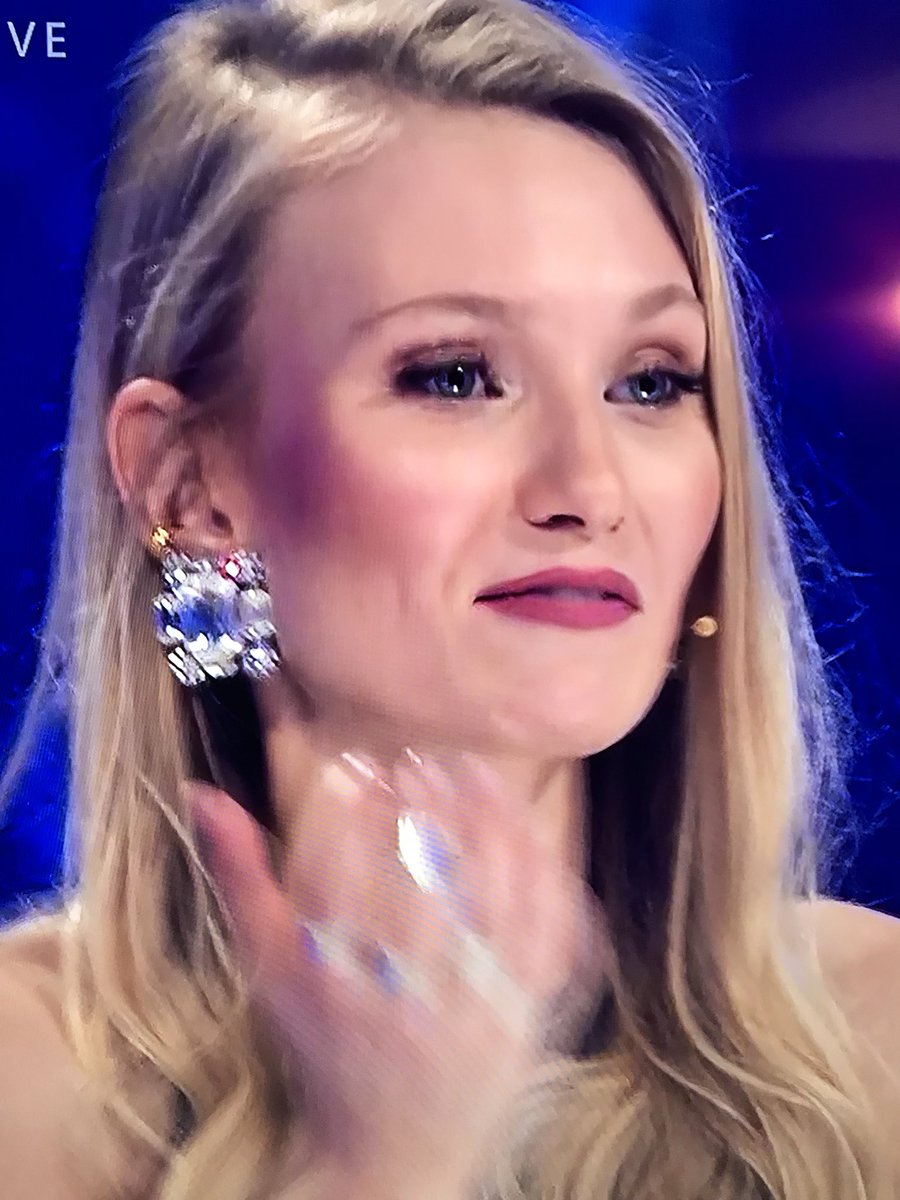 Matzi1991's tweet photo. Und aus welchem Kaugummiautomaten hat sie diesen „Klunker“ her❓#DSDS #DSDS2018 #DSDSMia https://t.co/jkdahqmXAT