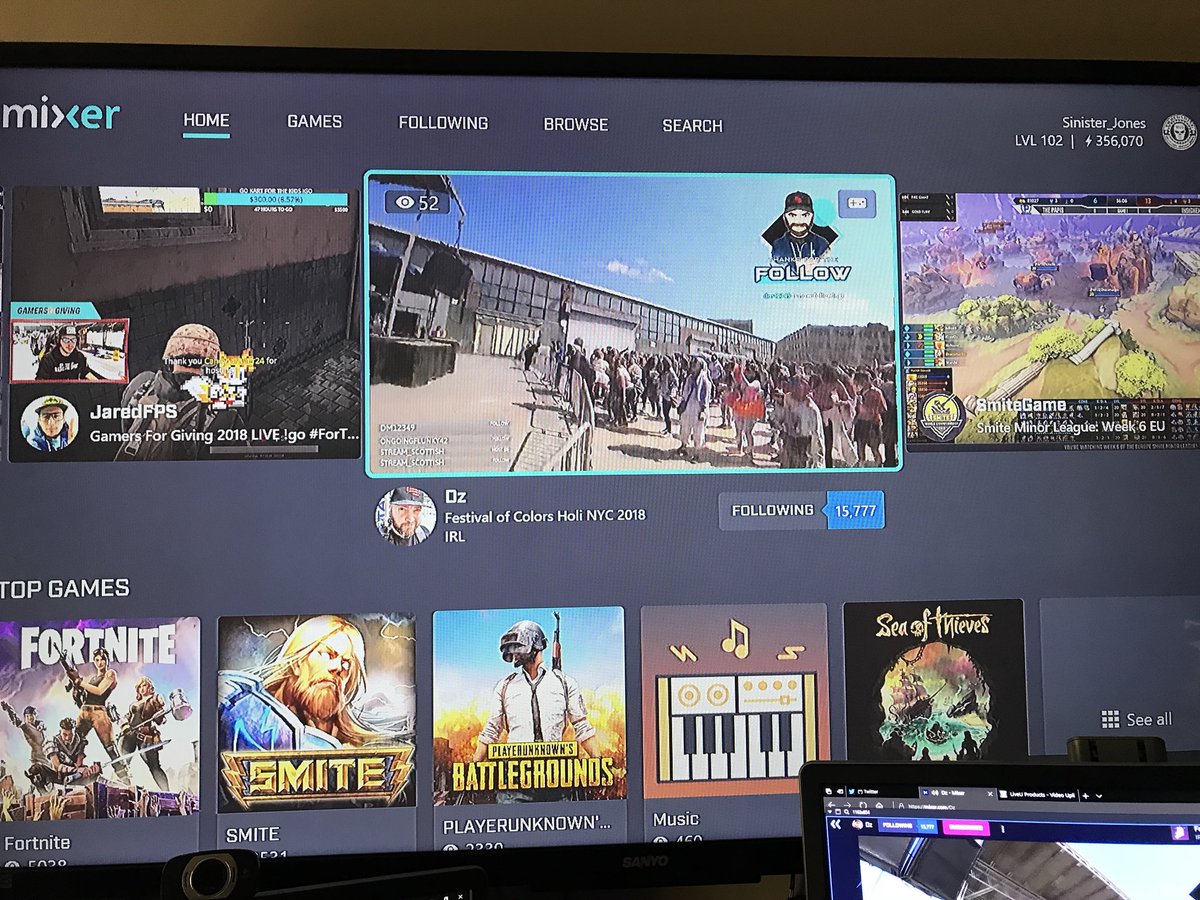 Live on the @Xbox Dashboard @DzLiveTV @HoliNYC is such a beautiful view colorful experience