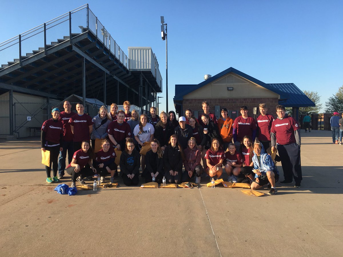 Neighbors United 2018, BEAUTIFUL morning spent giving back to the Goddard Community! ❤️#ServeGoddard <a href="/USD265_EHS/">USD265_EisenhowerHS</a> <a href="/USD265_Goddard/">USD 265 - Goddard Public Schools</a> #tigernationproud
