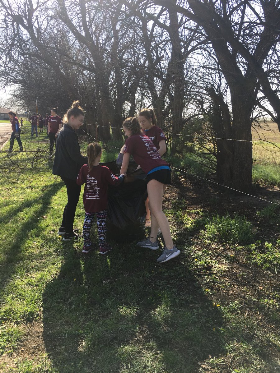 IkeTheatre's tweet photo. Neighbors United 2018, BEAUTIFUL morning spent giving back to the Goddard Community! ❤️#ServeGoddard @USD265_EHS @USD265_Goddard #tigernationproud https://t.co/t97KdAi1Yh