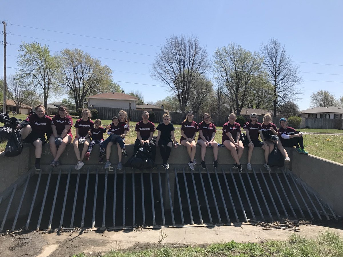 IkeTheatre's tweet photo. Neighbors United 2018, BEAUTIFUL morning spent giving back to the Goddard Community! ❤️#ServeGoddard @USD265_EHS @USD265_Goddard #tigernationproud https://t.co/t97KdAi1Yh